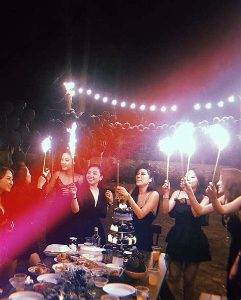 H I B N Th N N M R Nhau Di N Bikini Khoe Body N Ng B Ng T C Instagram