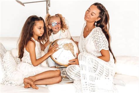 Alexandra Koh Lanta Pose Avec Ses Deux Filles