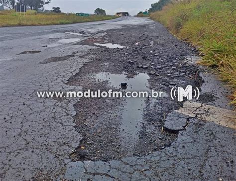 Carreta Tomba Após Motorista Desviar De Buraco Na Br 365 Módulo Fm