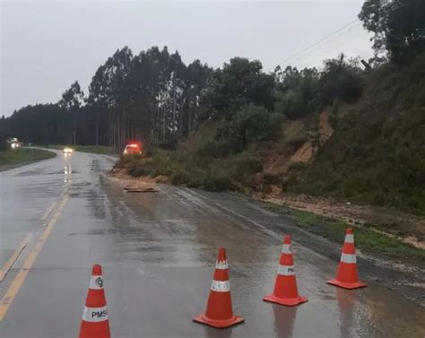 Queda De Barreira Na Sc Deixa Tr Nsito Em Meia Pista