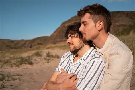 Coup Moyen Couple Gay La Plage Photo Gratuite