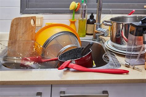 Monta A De Platos Sucios En El Fregadero Y En La Cocina De Casa Foto