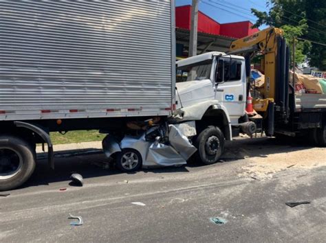 Duas Pessoas Morrem Esmagadas Entre Caminhao E Carreta Na Zona Sul De