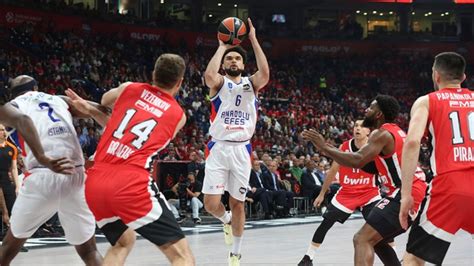 Anadolu Efes Olympiakos u Micic in son saniye üçlüğü ile yenerek