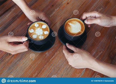 Manos Femeninas Que Sostienen Las Tazas De Caf Foto De Archivo