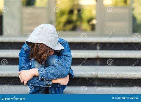 Menino Deprimido Sentado Sozinho Um Sentimento Triste Fora Da