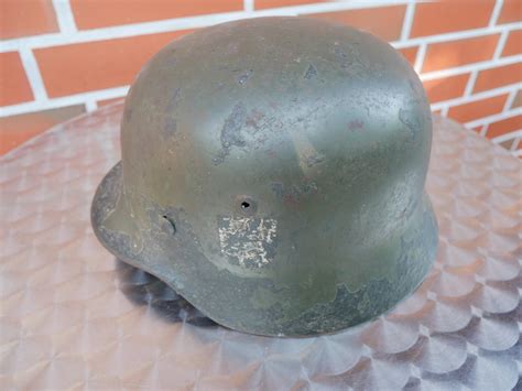 Wehrmacht Stahlhelm M 35 Mit Zwei Emblemen Und Resten Von Rautarnung