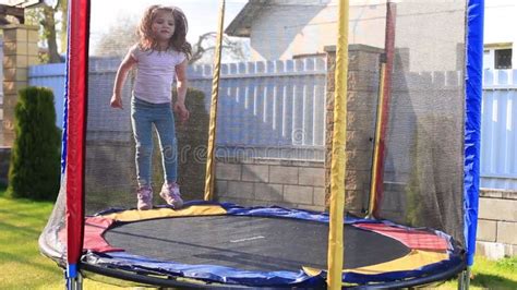 Petite Fille Sautant Sur Un Grand Trampoline Dans La Cour De La Maison