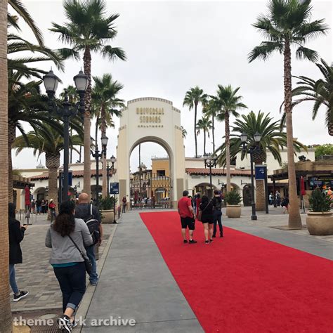 Entrance at Universal Studios Hollywood | Theme Park Archive