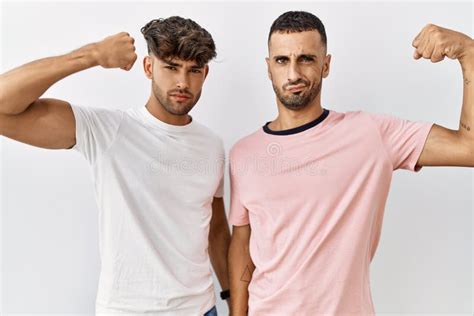 Joven Pareja Gay Parado Sobre El Fondo Blanco Aislado Gui Ando La Mirada A La C Mara Con Una