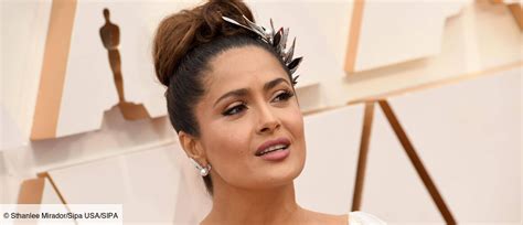 Salma Hayek sensuelle en bikini jaune la star célèbre ses 54 ans sur Instagram PHOTO