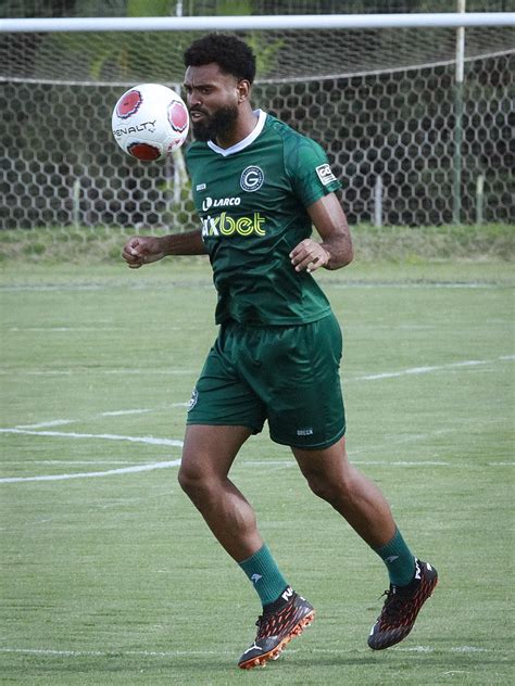 Caio Vinícius é desfalque certo no Goiás contra o Santos na Vila