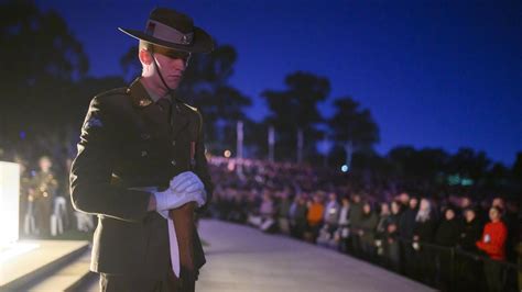 anzac day  diggers   present commemorated  canberra