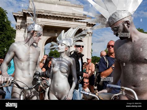 Körper gemalt Fahrer Naked Bike Ride London Europa Stockfotografie Alamy