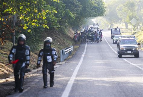 La Jornada Migrantes Bloquean Carretera En Chiapas