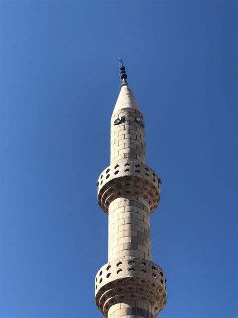 Urfa da depremde caminin hasar gören minaresi tehlike oluşturuyor