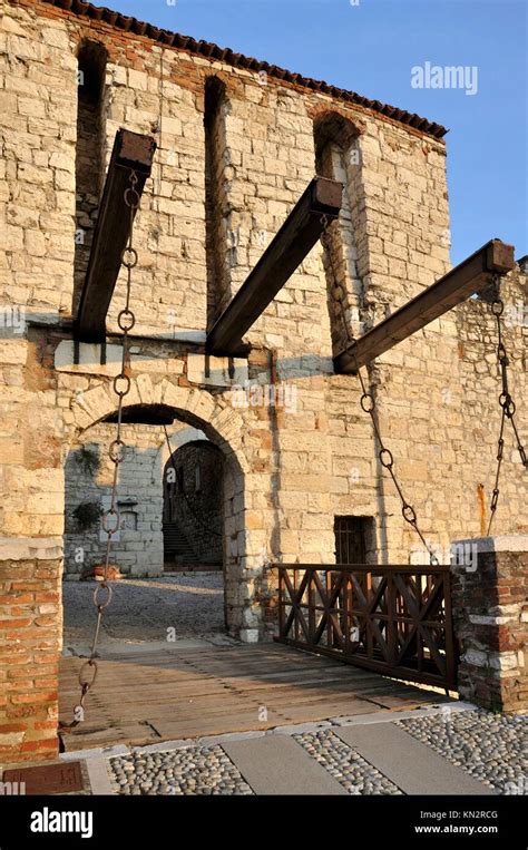 Castle drawbridge hi-res stock photography and images - Alamy