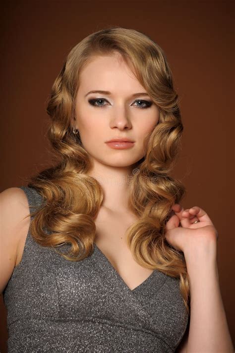 Une belle jeune blonde image stock Image du raffiné