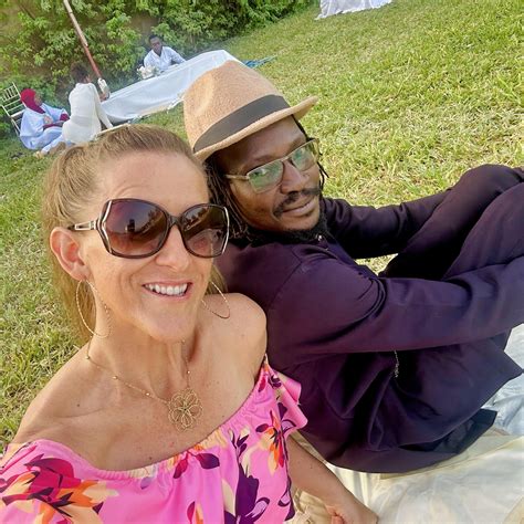 This is the process of getting a gorgeous Burkinabè hair style! Djeneba