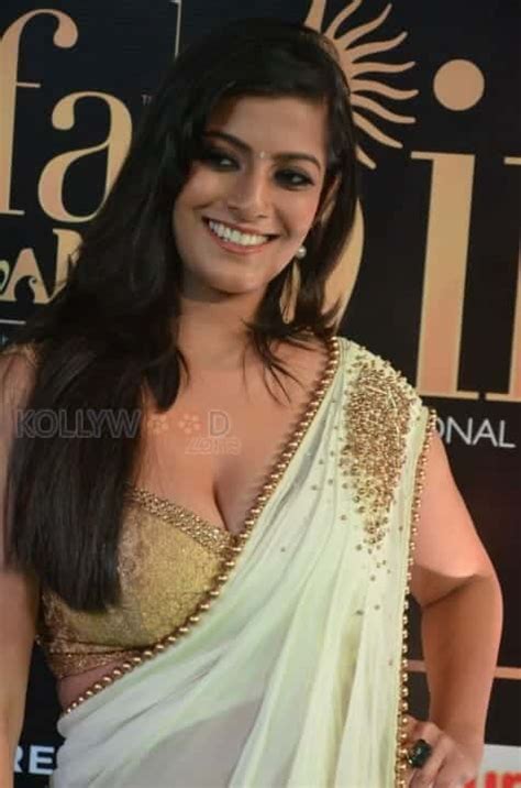 Varalakshmi Sarathkumar Hot At Iifa Awards 2017 Photos 04 202566