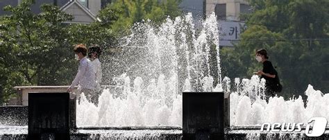 사진 폭염에 마스크까지 머니투데이