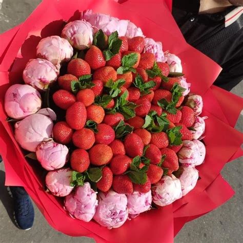 Купить букет из 21 пиона с клубникой по доступной цене с доставкой в ...