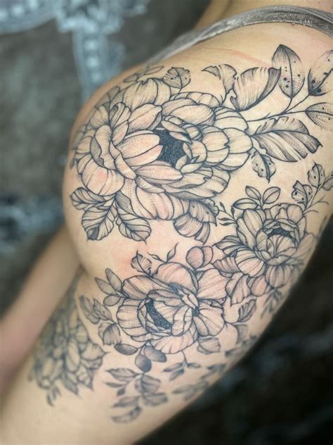 Tatiagem De Flor Na Lateral Da Coxa E Bumbum Floral Pe Nias Tattoos