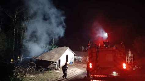 Animais morrem carbonizados durante incêndio em galpão agrícola