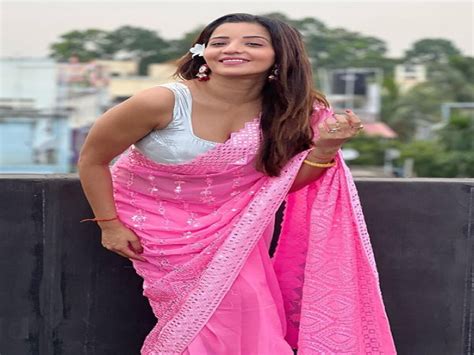 Monalisa gave hot poses near the swimming pool in bikini see photos मनलस न बकन म
