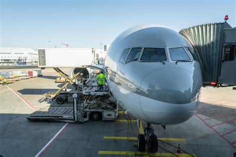 Un homme cargo sur une plate forme de chargement charge du fret aérien