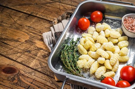 Gnocchis De Pommes De Terre Crues Non Cuites Dans Un Plateau En Acier