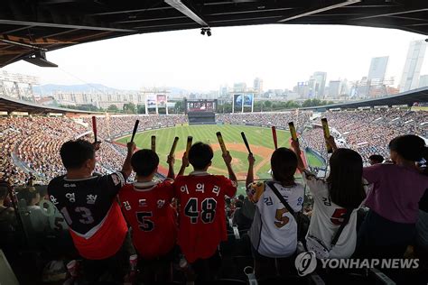 앞으로 5만6천326명프로야구 43년 만에 1천만 관중 보인다