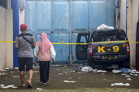 Strage Allo Stadio In Indonesia Morti Tiscali Notizie