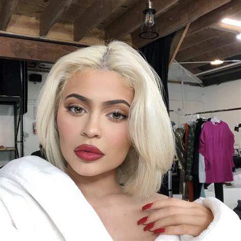 Kylie Jenner Dyed Her Hair Ice Blue For New Years Eve Bleaching Your Hair Bleached Hair