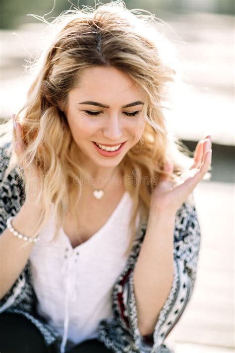 Fille Blonde Sur La Plage De La Plage Sablonneuse Par La Mer Photo Stock Image Du Vacances