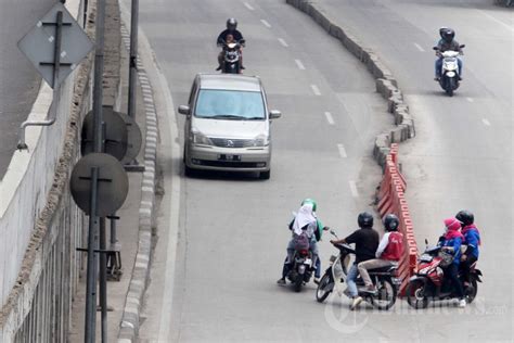 Motor Lawan Arah Di Ciledug Bahayakan Pengguna Jalan Foto 1 1672962