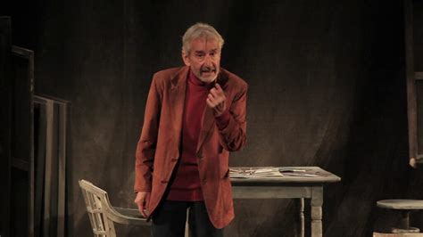 Buen Teatro Con M Viles Y Toses Se Ora De Rojo Sobre Fondo Gris De