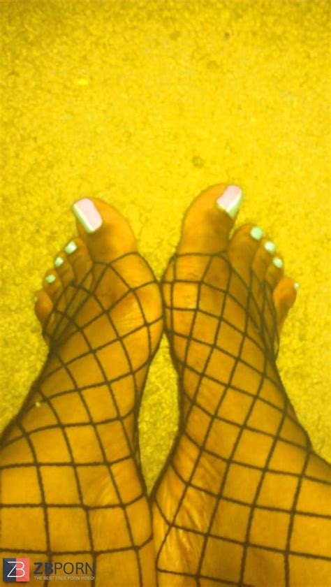 Stunning Dark Hued Toes In Pantyhose ZB Porn