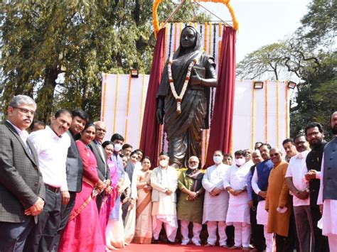 Savitribai Fule University Pune Savitri Bai Fule Statue In University Gate Marathi News