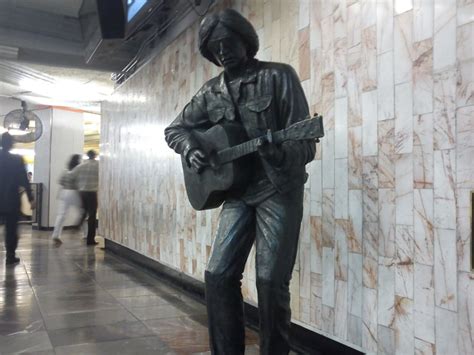 Rockdrigo Gonz Lez El Rockero Inmortal Con Estatua En Metro Balderas