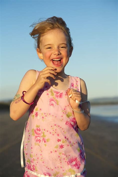 Niña Que Se Ejecuta En La Playa Imagen de archivo Imagen de muchacha