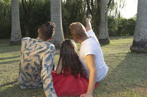 Casal Gay E Sua Filha Caminham No Parque Foto De Stock Imagem De Paternidade Filha
