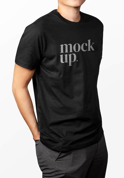 Um Homem Vestindo Uma Camiseta Preta Que Diz Mock Up Nela Psd Premium