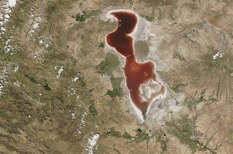 Lake Urmia Turns Red - Lake Scientist