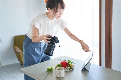 Um Fot Grafo Verificando As Fotos Que Tirou Em Um Monitor Foto Premium