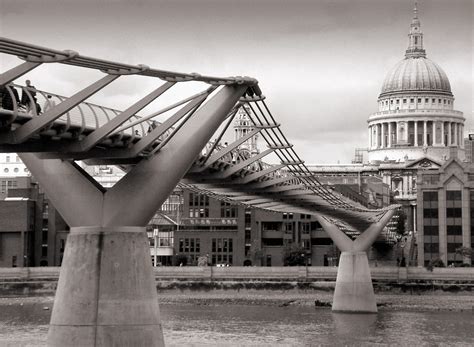 File:London millennium wobbly bridge.jpg - Wikimedia Commons