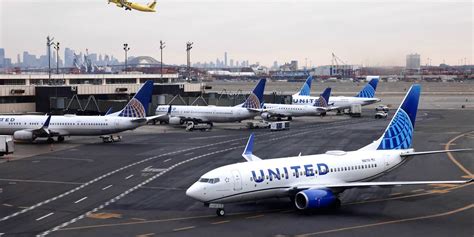 United Airlines flight plunges 28,000ft in 10 minutes then forced to ...