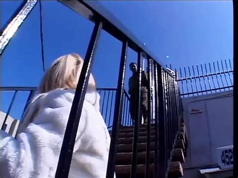 Une blonde sexy sur un canapé suce et se tape un dong en chocolat xHamster