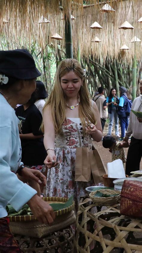 FOTO: Pasar Pelipur Lara Hutan Bambu Jadi Destinasi Baru Wisatawan di