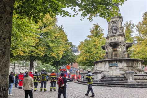 Person klettert auf fünf Meter hohen Hansabrunnen in Hamburg Etliche